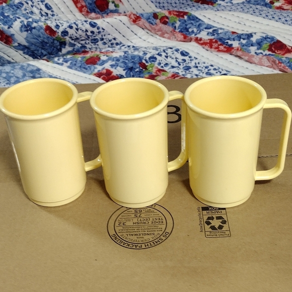 Vintage‎ Rubbermaid Set of 3 Yellow Melamine Trays With Cups - Picture 9 of 12